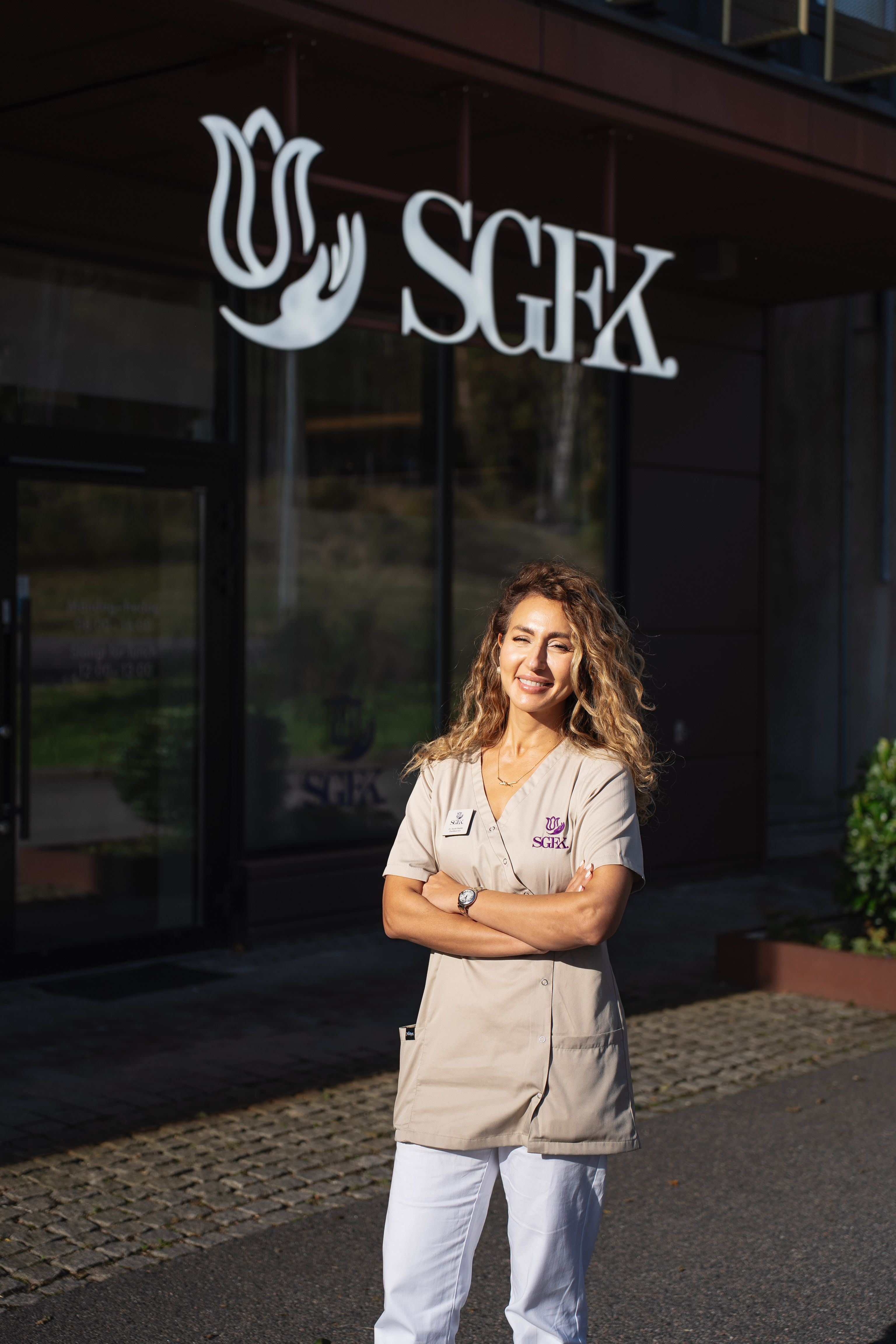 Sarah Nejdet står framför sin klinik i Nya Hovås